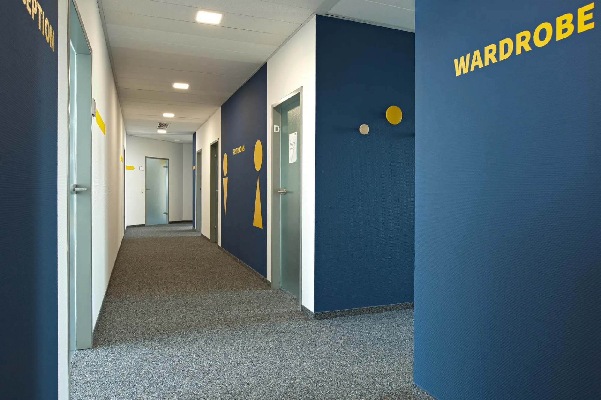Open-Space-Büro mit Akustikdecke und ruhigen Zonen – JobRouter