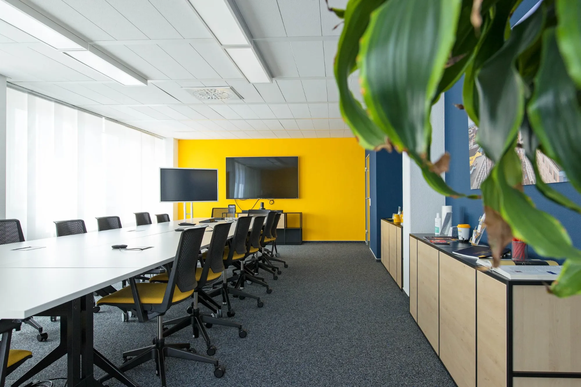 Detailaufnahme Material und Möbel – JobRouter Büro