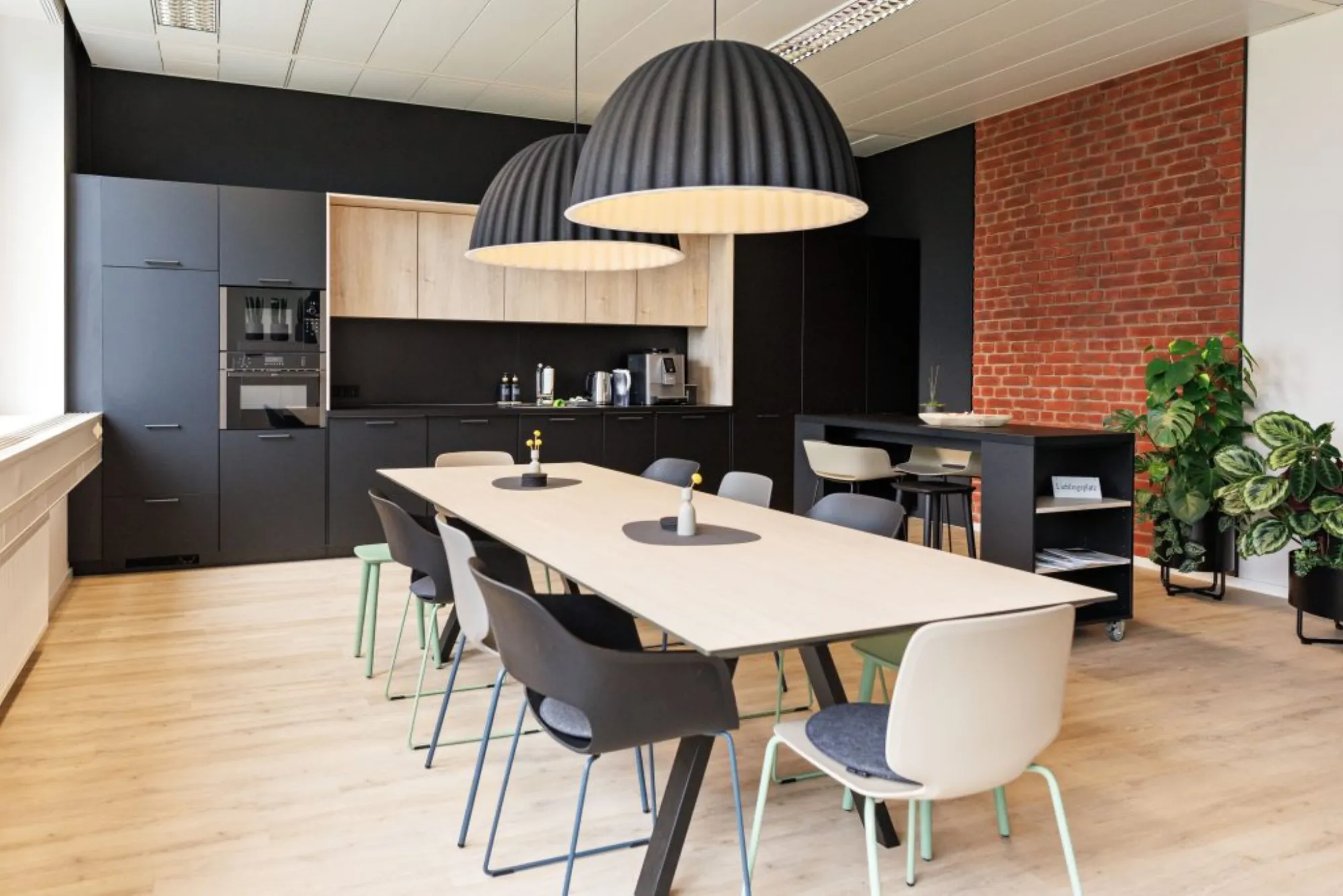 Fokusbereich Zedira-Büro mit warmen Materialien – Innenarchitektur Viktoria Exler